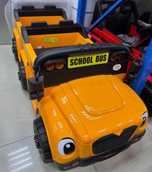 صورة حافلة مدرسية كهربائية للأطفال مع ميكروفون